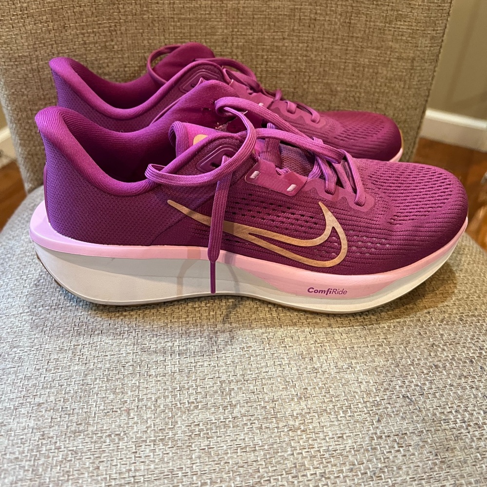 Nike Women's Pink and Gold Running Shoes